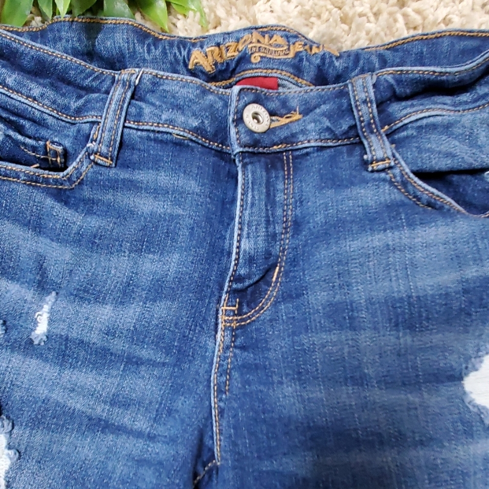 SOLD! Arizona Jean shorts - Picture 3 of 6